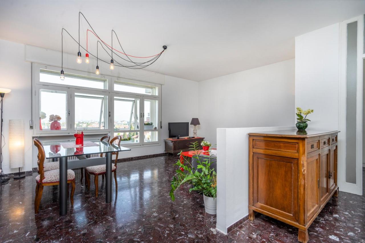 Udine Viale Venezia Huge Red Apartment Екстер'єр фото
